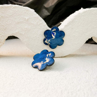 Keelin Design, Handgemaakte Oorbellen · Blair · Bloemen Oorstekers · Blauw (close-up)
