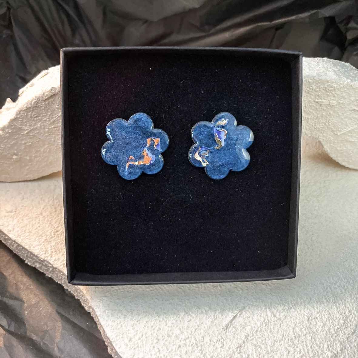 Keelin Design, Handgemaakte Oorbellen · Blair · Bloemen Oorstekers · Blauw (in doosje)