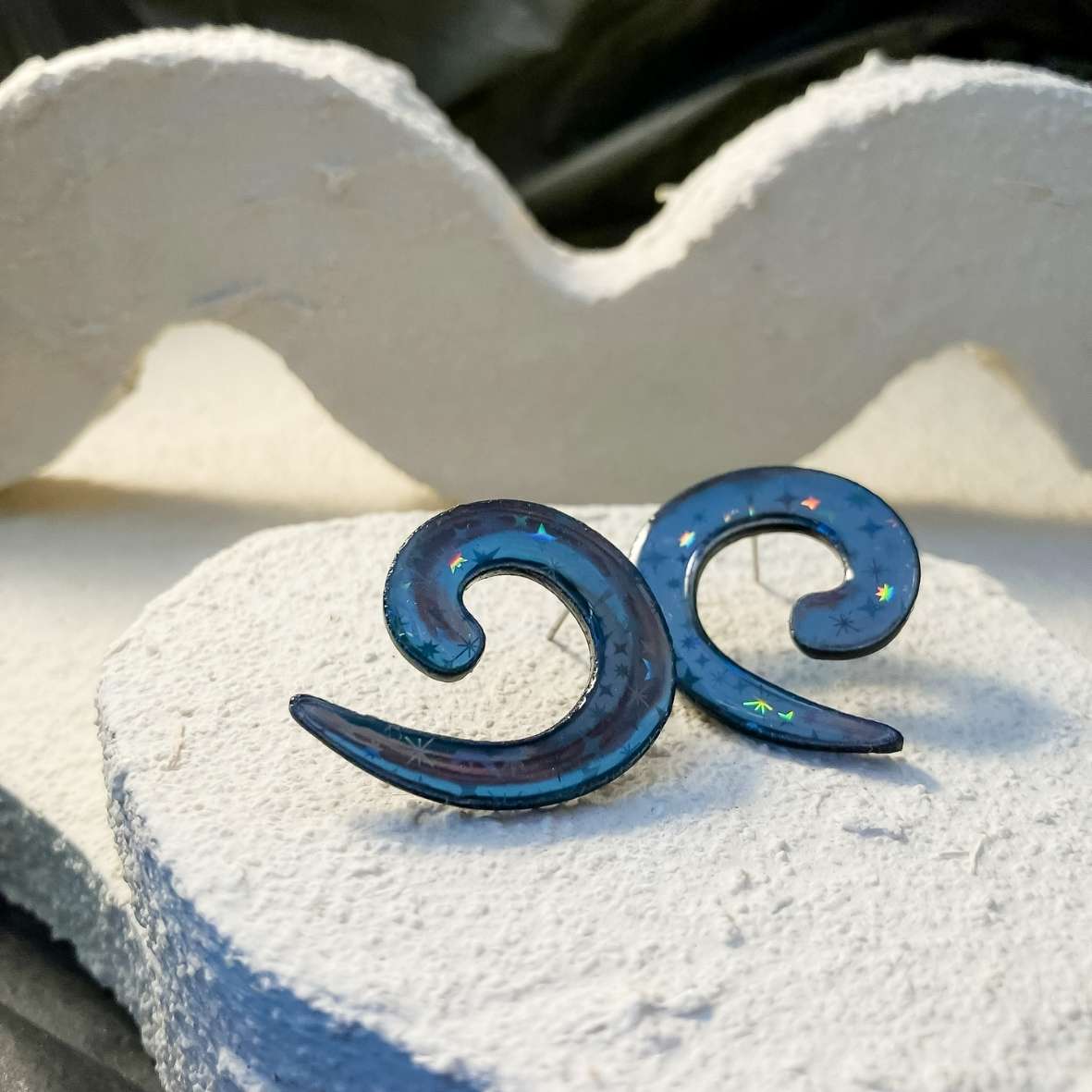 Keelin Design, Handgemaakte Oorbellen · Celeste · Swirl Oorbellen · Holografisch (close-up)