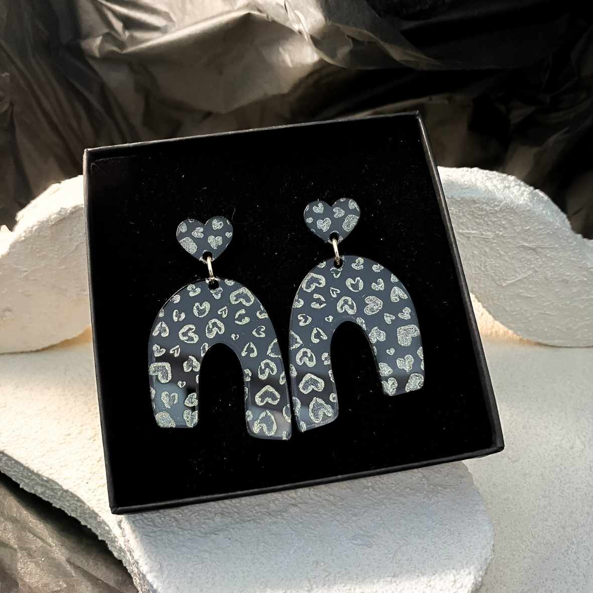 Keelin Design, Handgemaakte Oorbellen · Elien · Statement Oorbellen · Gouden Leopard Love Gravure (in doosje)