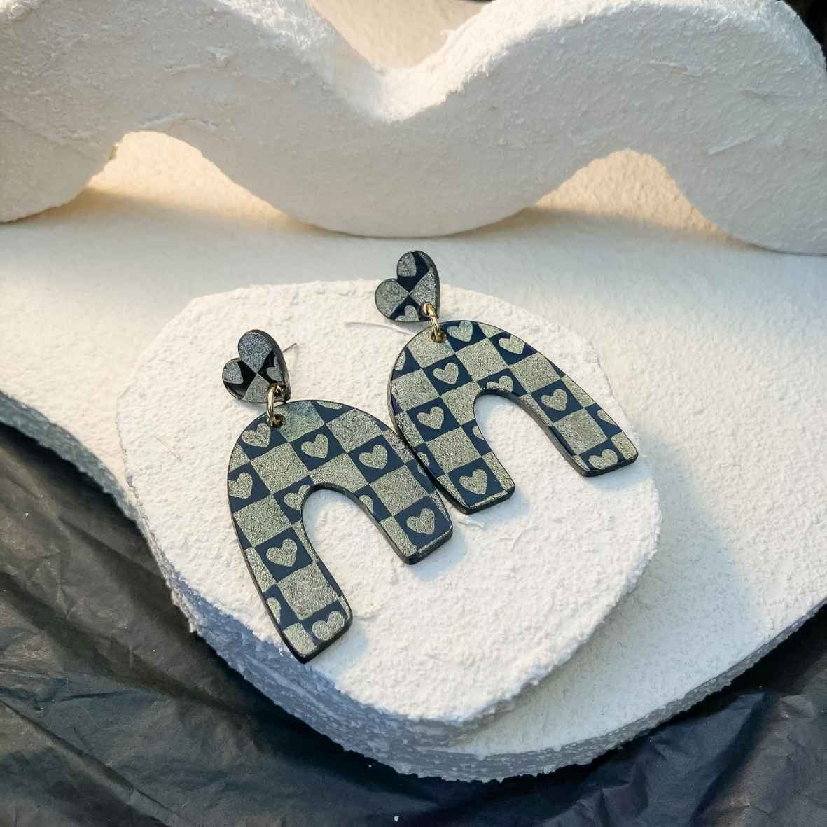 Keelin Design, Handgemaakte Oorbellen · Elien · Statement Oorbellen · Gouden Retro Love Gravure