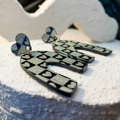 Keelin Design, Handgemaakte Oorbellen · Elien · Statement Oorbellen · Gouden Retro Love Gravure (close-up)