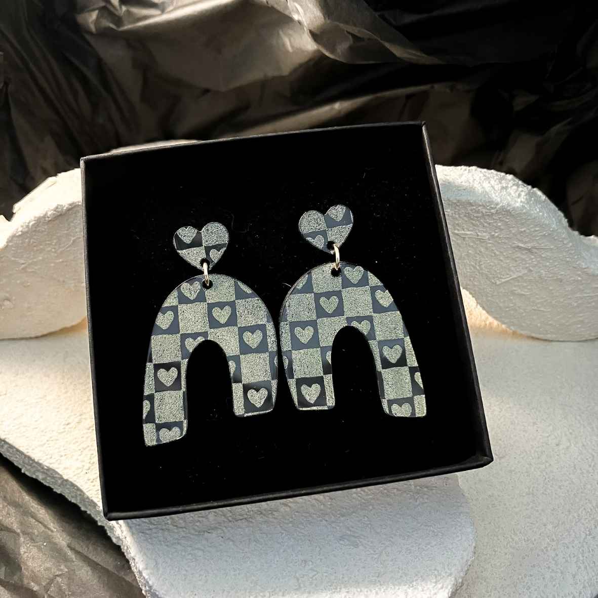 Keelin Design, Handgemaakte Oorbellen · Elien · Statement Oorbellen · Gouden Retro Love Gravure (in doosje)