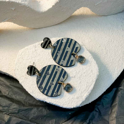 Keelin Design, Handgemaakte Oorbellen · Elise · Statement Oorbellen · Glashanger · Gouden Strepen Gravure Met Hartjes