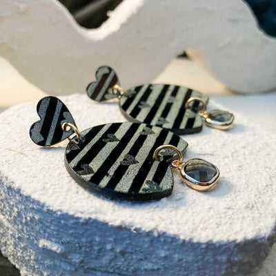 Keelin Design, Handgemaakte Oorbellen · Elise · Statement Oorbellen · Glashanger · Gouden Strepen Gravure Met Hartjes (close-up)