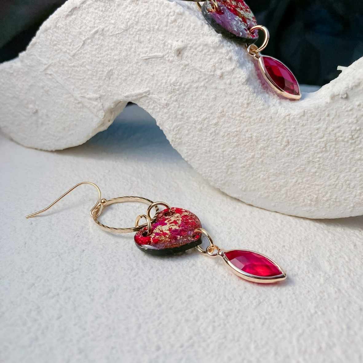 Keelin Design, Handgemaakte Oorbellen · Isabelle · Statement Hartjes Oorbellen gpr · Glashanger (close-up)