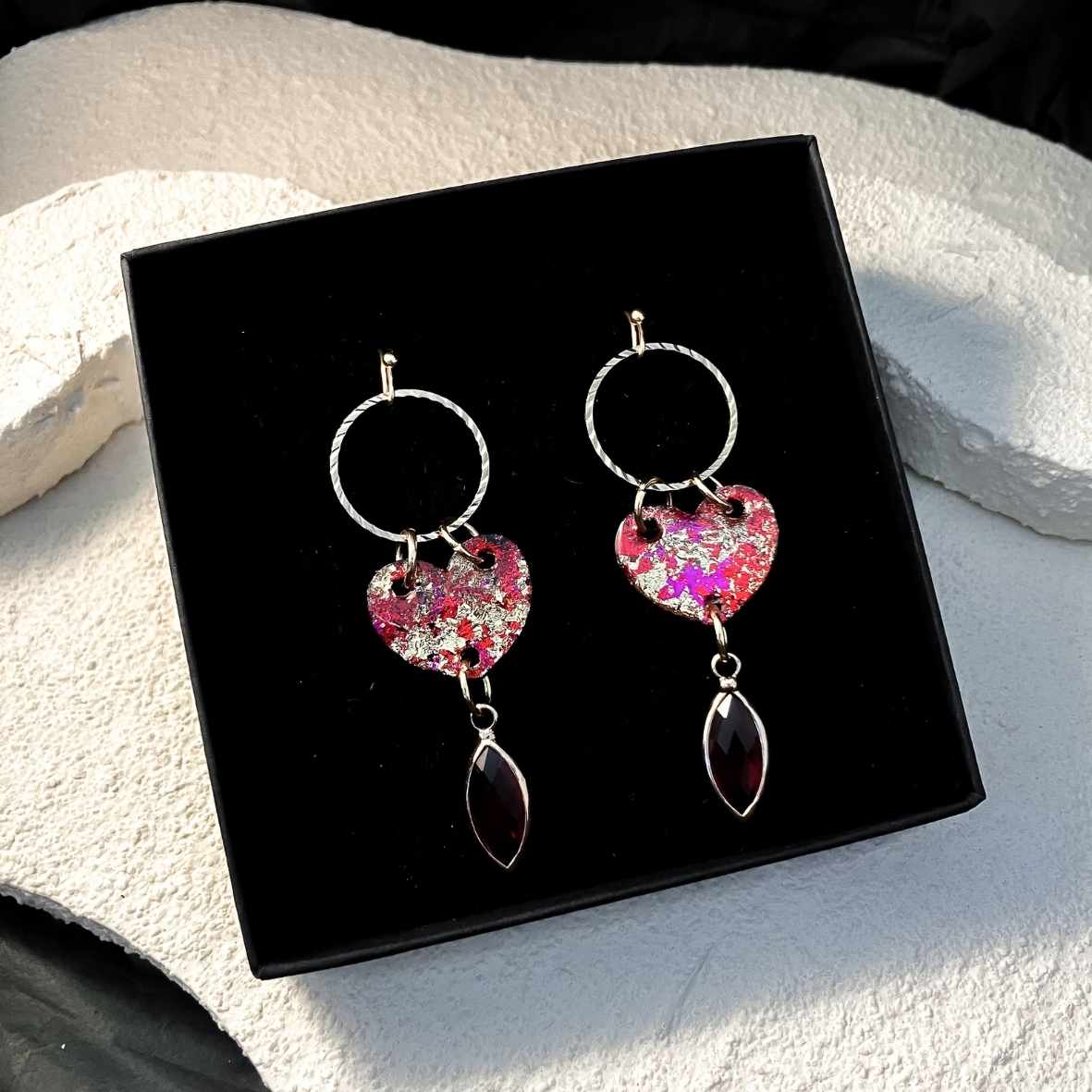 Keelin Design, Handgemaakte Oorbellen · Isabelle · Statement Hartjes Oorbellen gpr · Glashanger (in doosje)