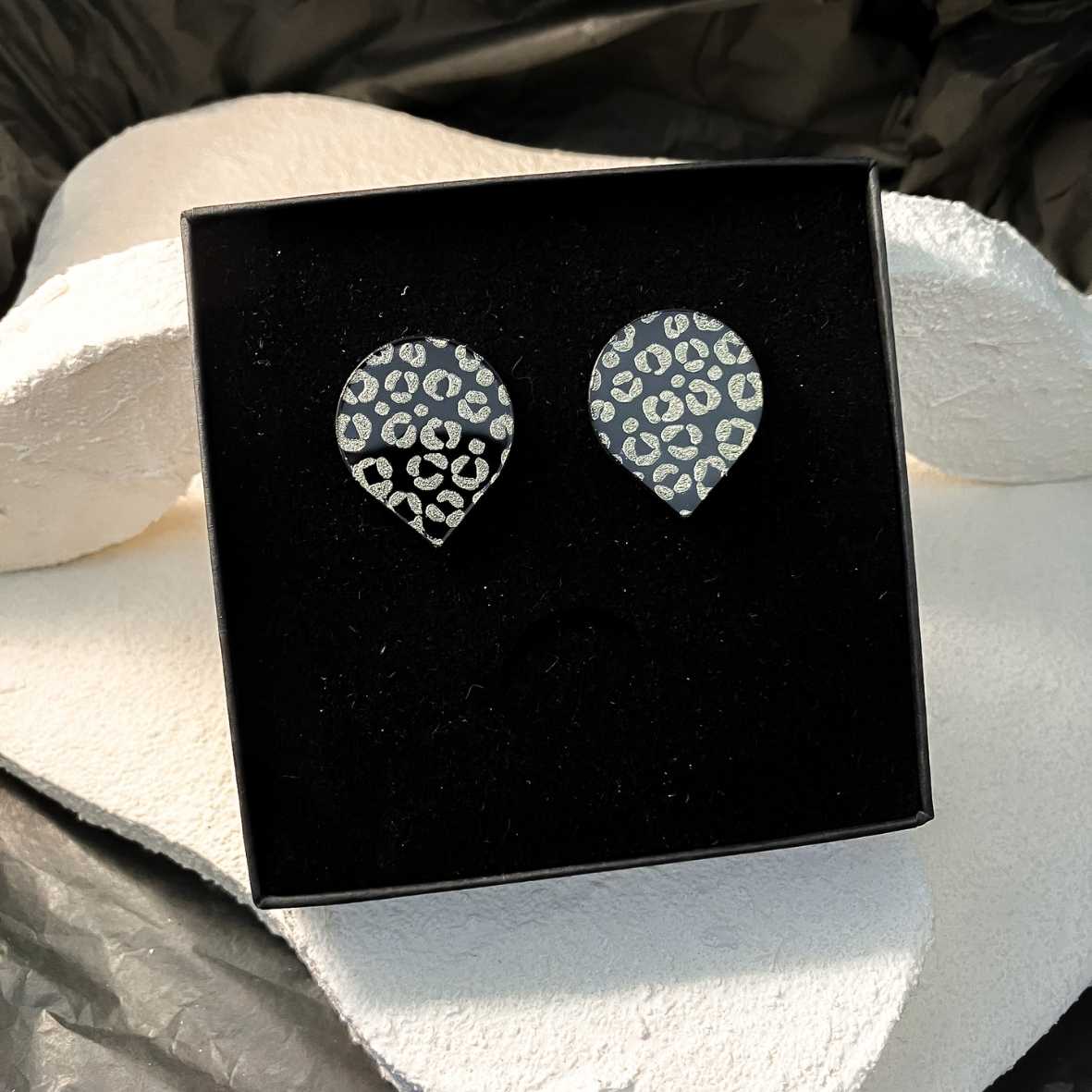 Keelin Design, Handgemaakte Oorbellen · Lena · Omgekeerde Druppel Oorstekers · Luipaard Gravure (in doosje)