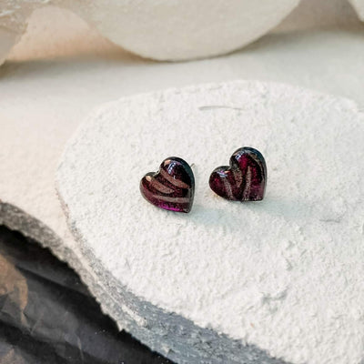Keelin Design, Handgemaakte Oorbellen · Lia · MINI Hartjes Oorstekers met Metallic Gouden Zebra Gravure · Magenta