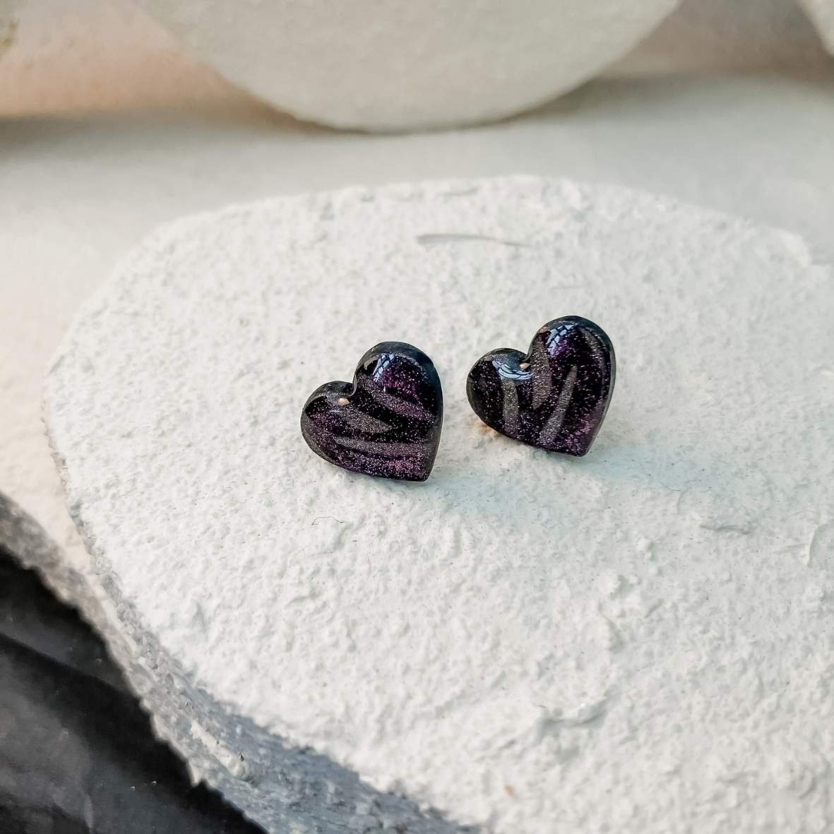 Keelin Design, Handgemaakte Oorbellen · Lia · MINI Hartjes Oorstekers met Metallic Gouden Zebra Gravure · Paars