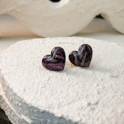 Keelin Design, Handgemaakte Oorbellen · Lia · MINI Hartjes Oorstekers met Metallic Gouden Zebra Gravure · Paars (close-up)