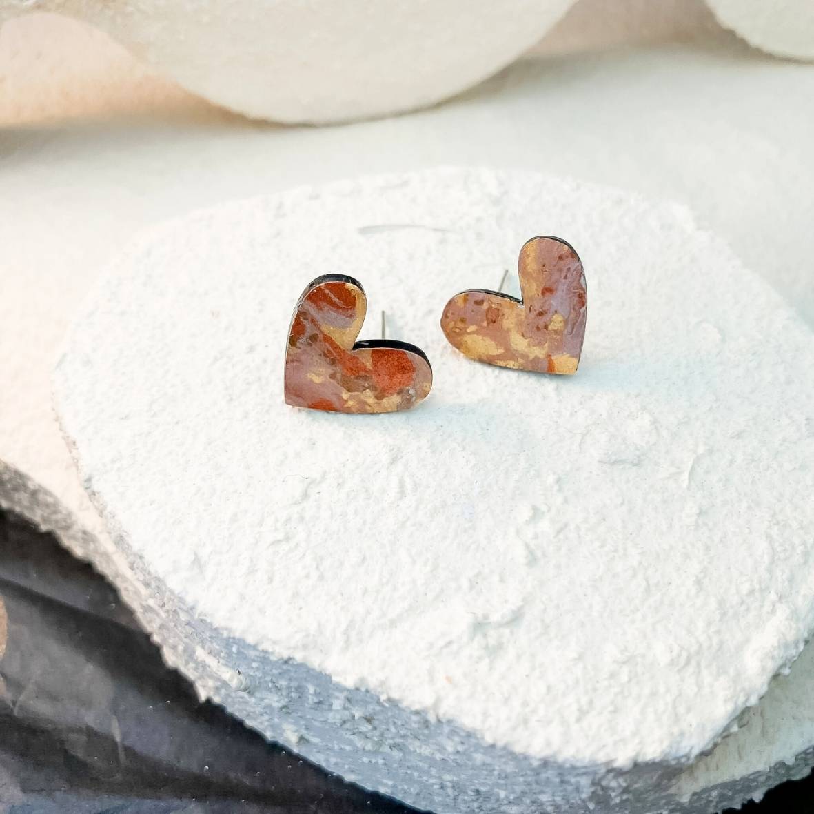 Keelin Design, Handgemaakte Oorbellen · Lilou · MINI Hartjes Oorstekers · Handgeschilderd Metallic