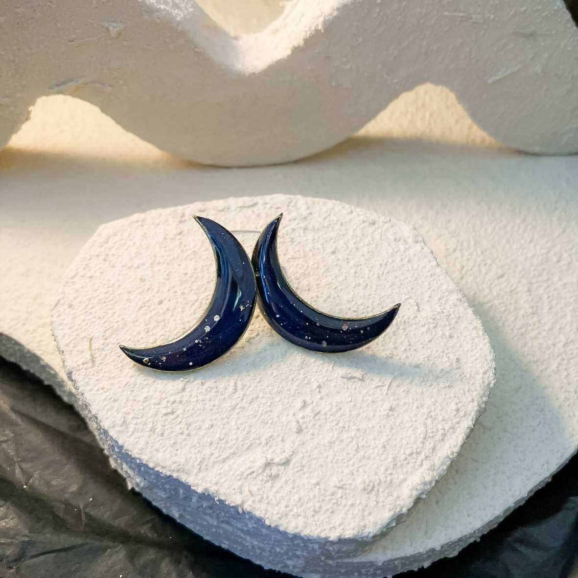 Keelin Design, Handgemaakte Oorbellen · Maan Oorbellen · Blauw Met Gouden Glitter Details · Metallic kleuren