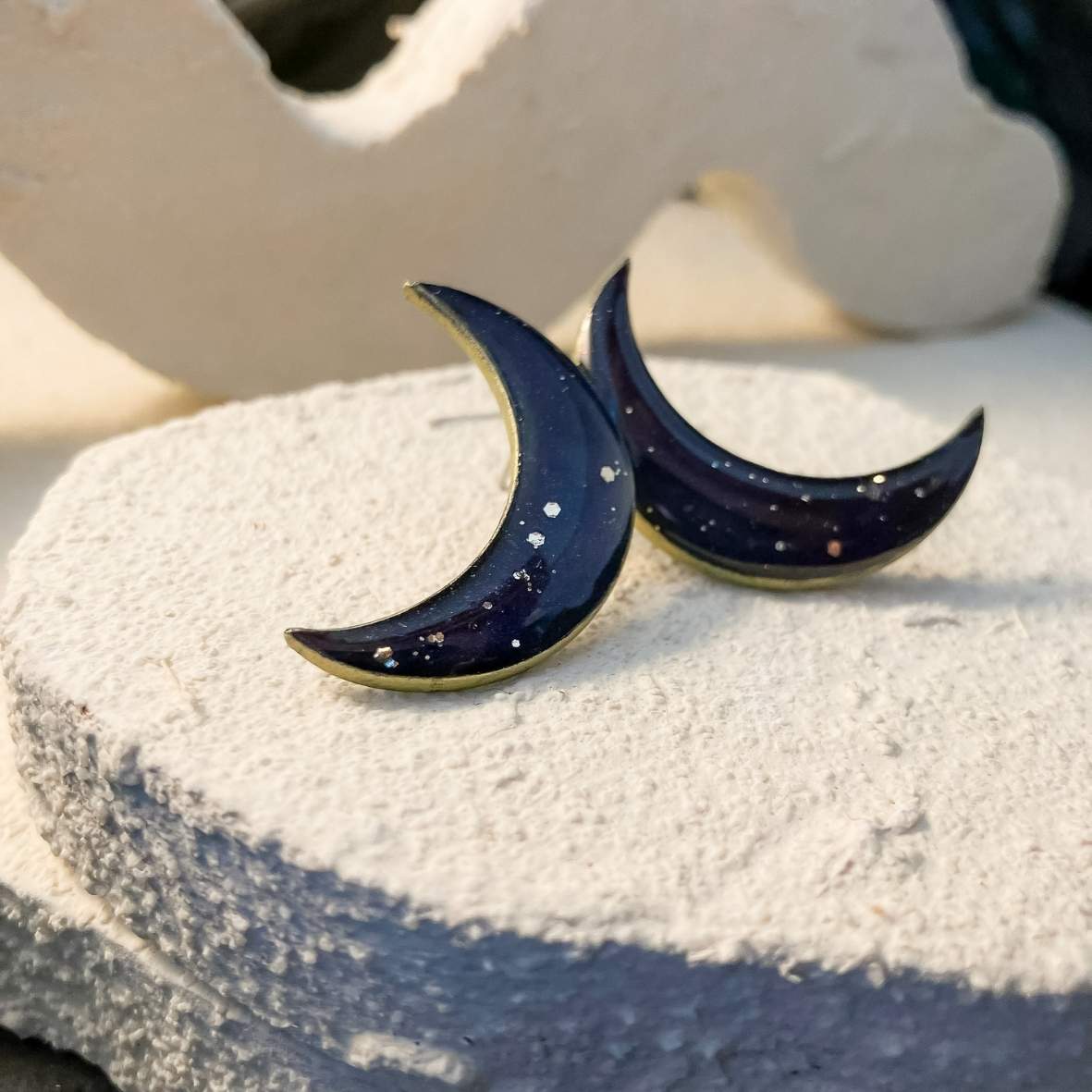 Keelin Design, Handgemaakte Oorbellen · Maan Oorbellen · Blauw Met Gouden Glitter Details · Metallic kleuren (close-up)