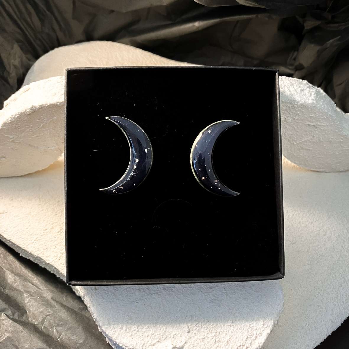 Keelin Design, Handgemaakte Oorbellen · Maan Oorbellen · Blauw Met Gouden Glitter Details · Metallic kleuren (in doosje)