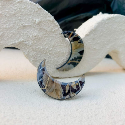 Keelin Design, Handgemaakte Oorbellen · Maan Oorbellen · Gouden Ochtendbloesem (close-up)