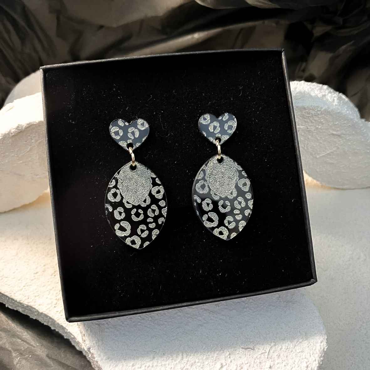 Keelin Design, Handgemaakte Oorbellen · Maya · Luipaard Oorbellen · Metallic Gouden Gravure (in doosje)