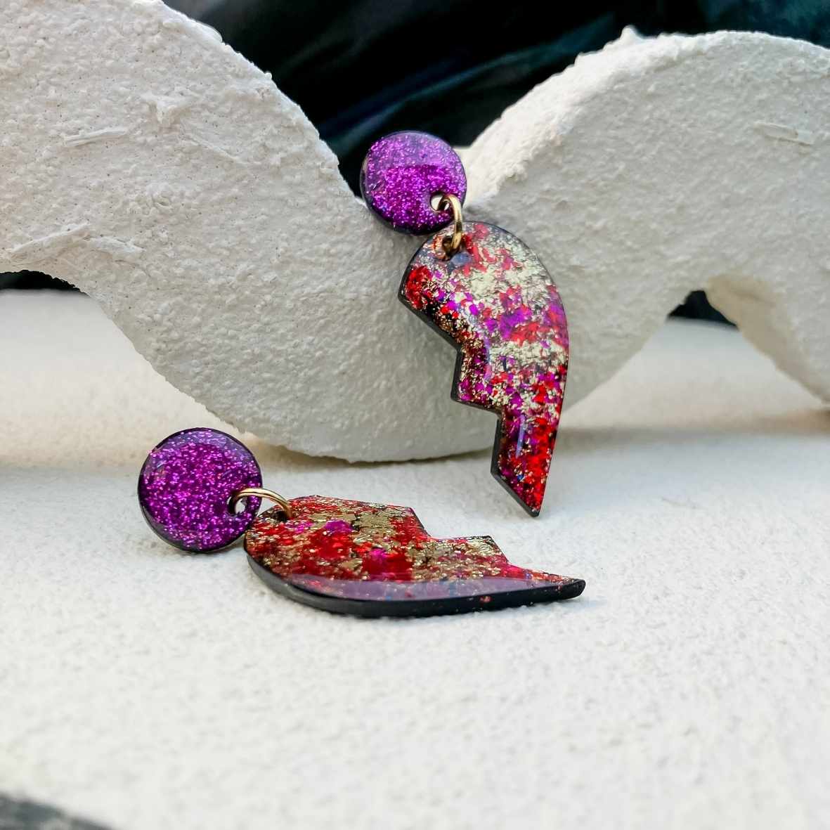 Keelin Design, Handgemaakte Oorbellen · Noor · Gebroken Hart Oorbellen ·  Metallic Flakes Goud Paars Rood (close-up)
