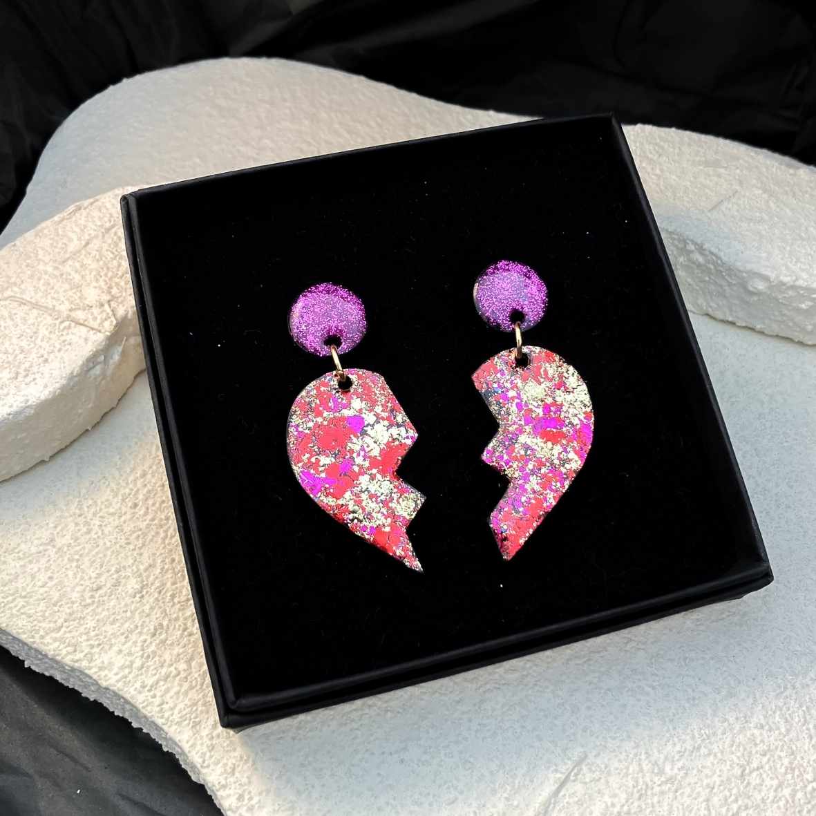 Keelin Design, Handgemaakte Oorbellen · Noor · Gebroken Hart Oorbellen ·  Metallic Flakes Goud Paars Rood (in doosje)