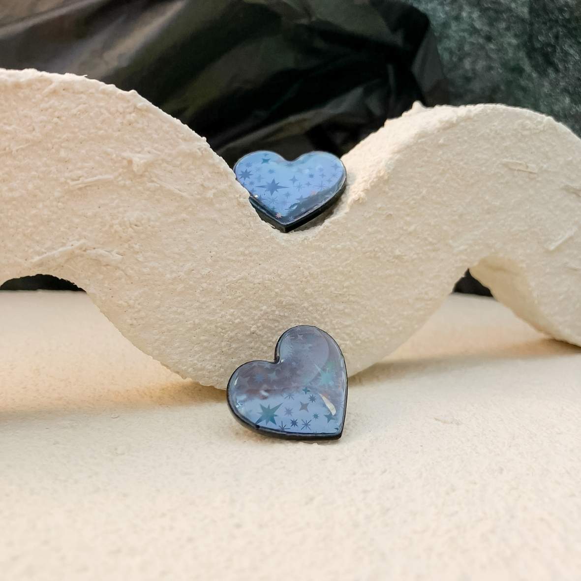 Keelin Design, Handgemaakte Oorbellen · Pearl · Hartjes Oorbellen · Holografisch (close-up)