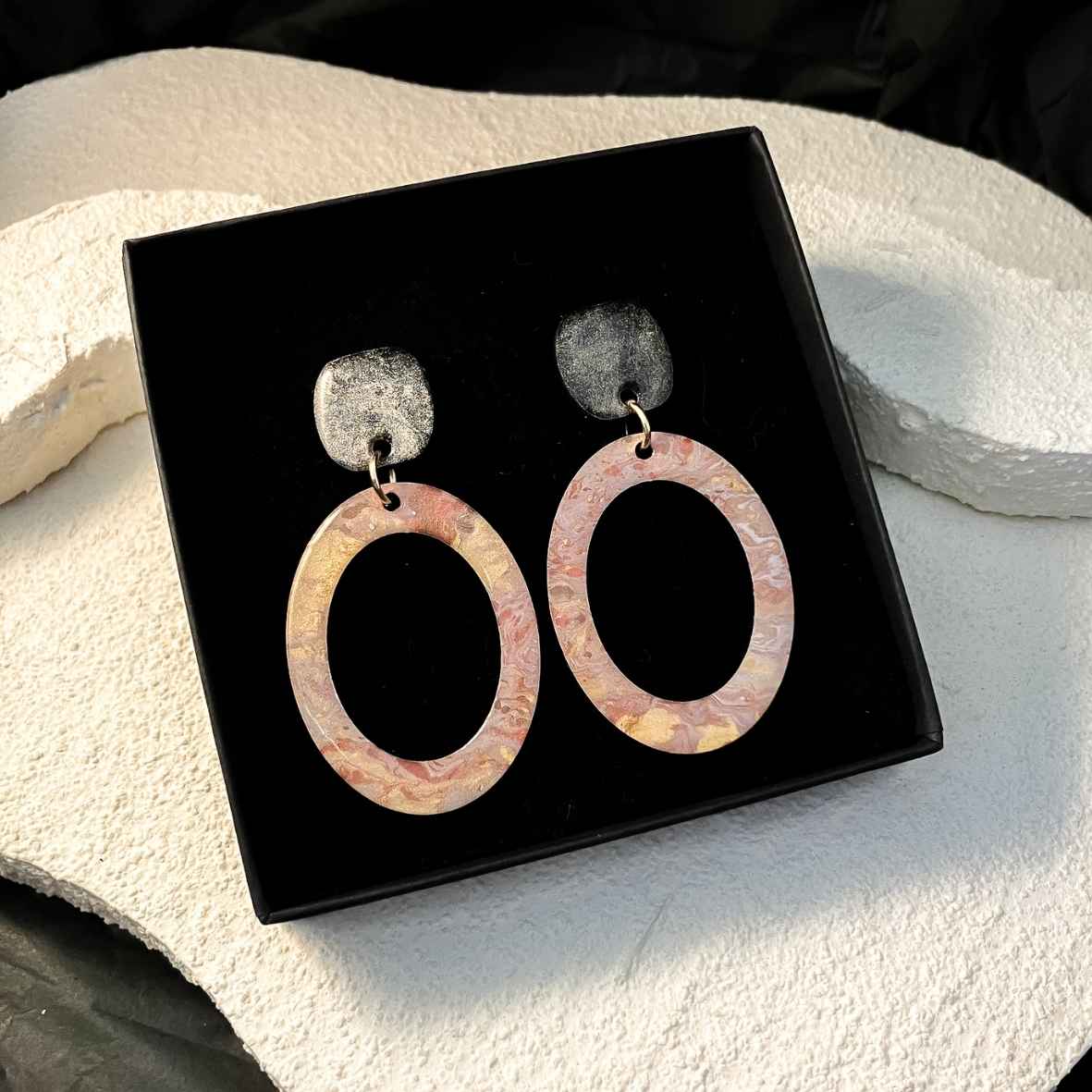 Keelin Design, Handgemaakte Oorbellen · Ramona · Handgeschilderde Statement Oorbellen · Metallic kleuren (in doosje)