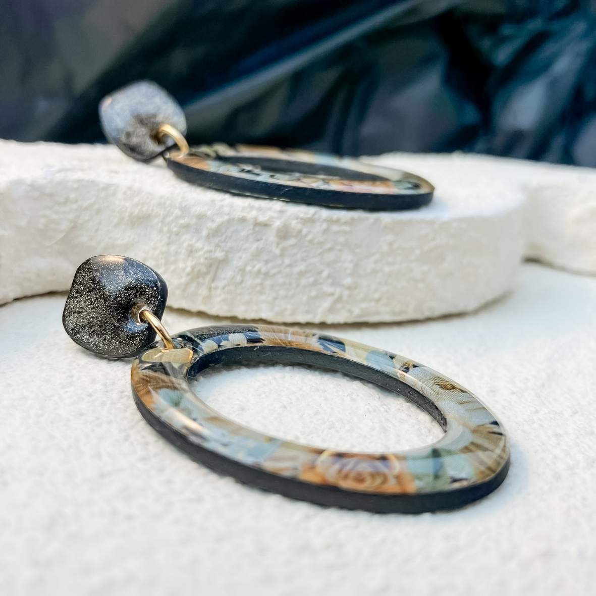 Keelin Design, Handgemaakte Oorbellen · Ramona · Ovalen Statement Oorbellen (close-up) · Gouden Ochtendbloesem