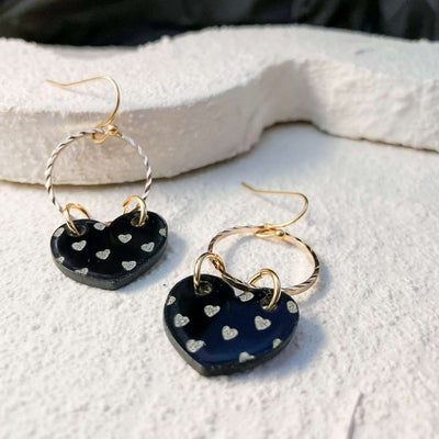 Keelin Design, Handgemaakte Oorbellen · Rosalie · Hartjes Oorbellen met Metallic Gouden Hartjes Gravure (close-up)