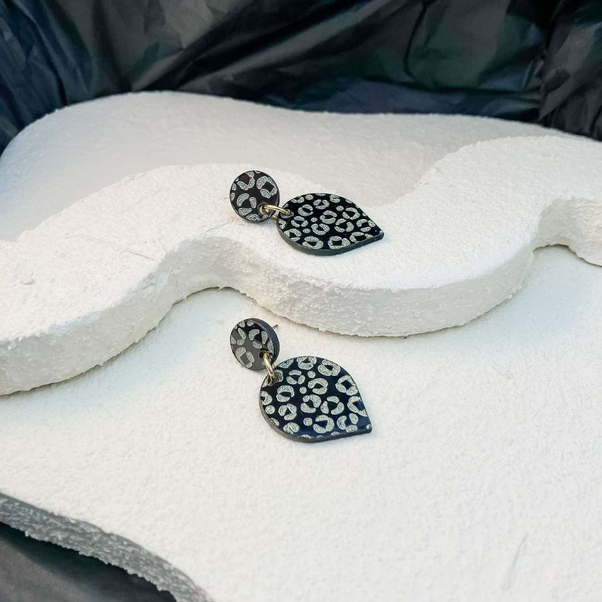 Keelin Design, Handgemaakte Oorbellen · Roxy · Omgekeerde Druppel Oorbellen · Metallic Gouden Luipaard Gravure