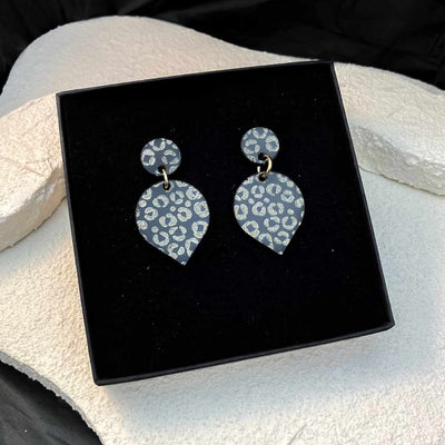 Keelin Design, Handgemaakte Oorbellen · Roxy · Omgekeerde Druppel Oorbellen · Metallic Gouden Luipaard Gravure (in doosje)