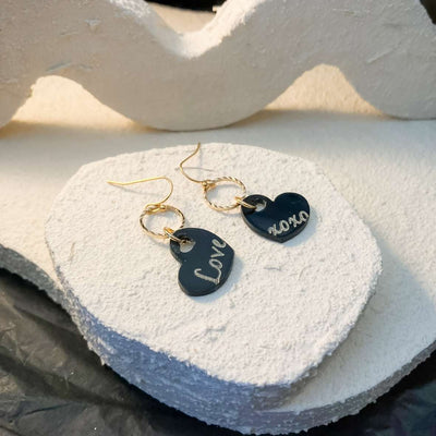 Keelin Design, Handgemaakte Oorbellen · Zoë · ‘Love’ & ‘xoxo’ Gegraveerde Hartjes Oorbellen