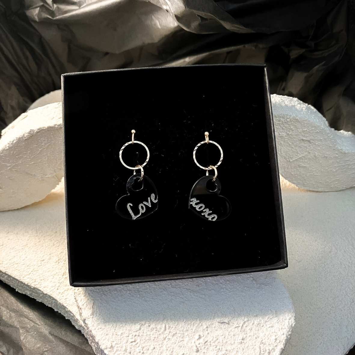 Keelin Design, Handgemaakte Oorbellen · Zoë · ‘Love’ & ‘xoxo’ Gegraveerde Hartjes Oorbellen (in doosje)