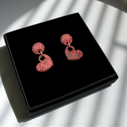 Cora – Mini Hartjes Oorstekers in Koraal Glitter - Keelin Design