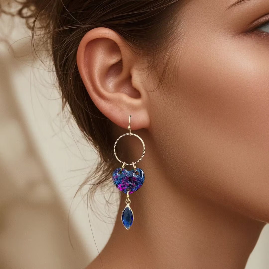 Isabelle – Hartjes Statement Oorbellen Met Glashangertjes in Blauw - Keelin Design