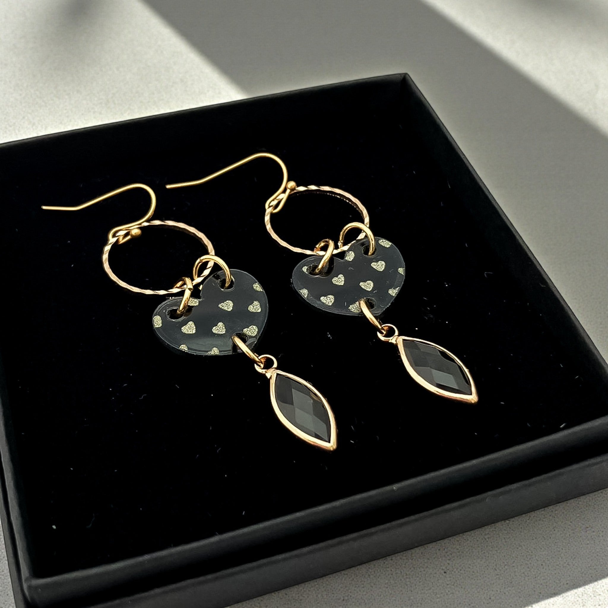 Isabelle – Hartjes Statement Oorbellen met Glashangertje - Keelin Design