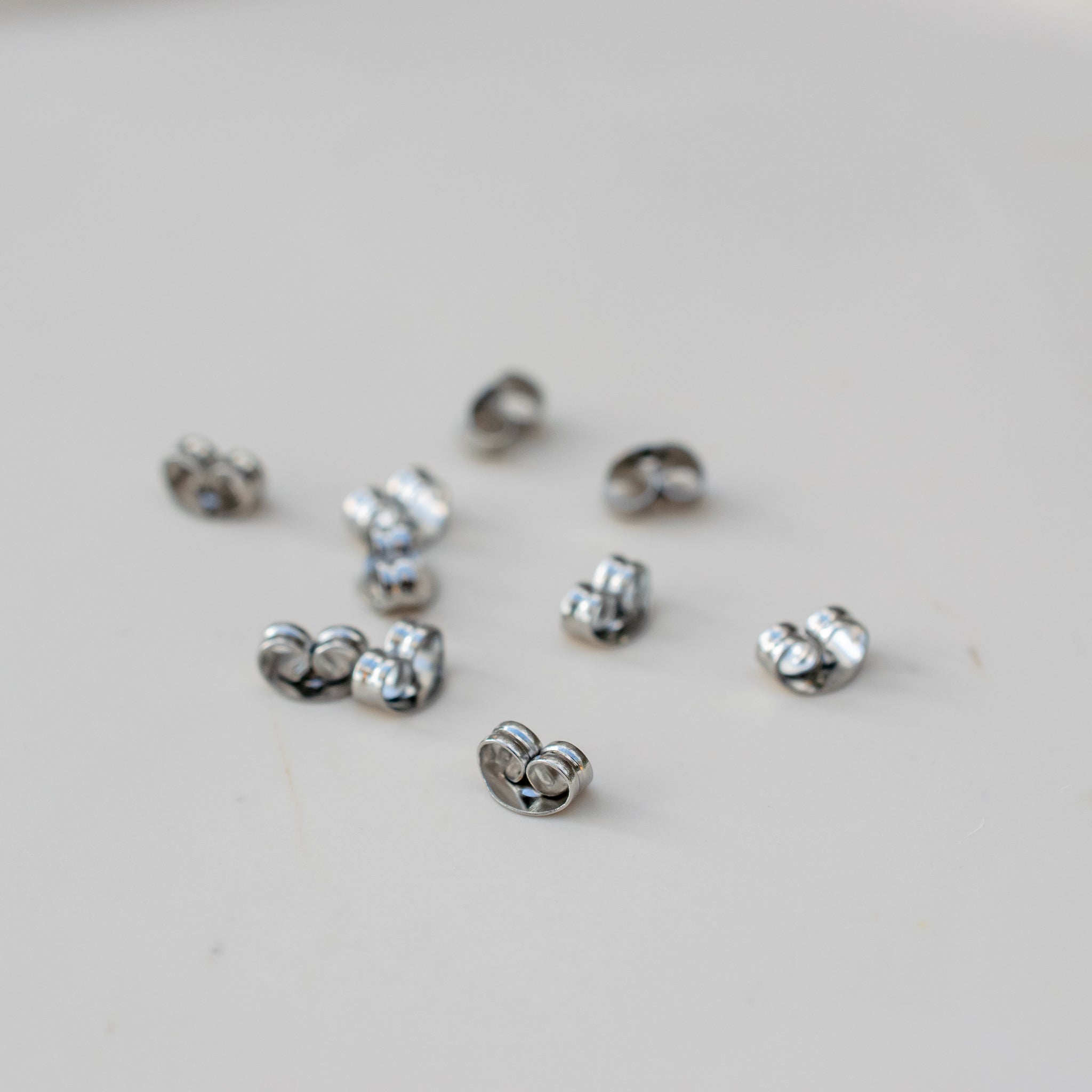 Zilverkleurige RVS oorbel stoppers (5 paar) - Keelin Design