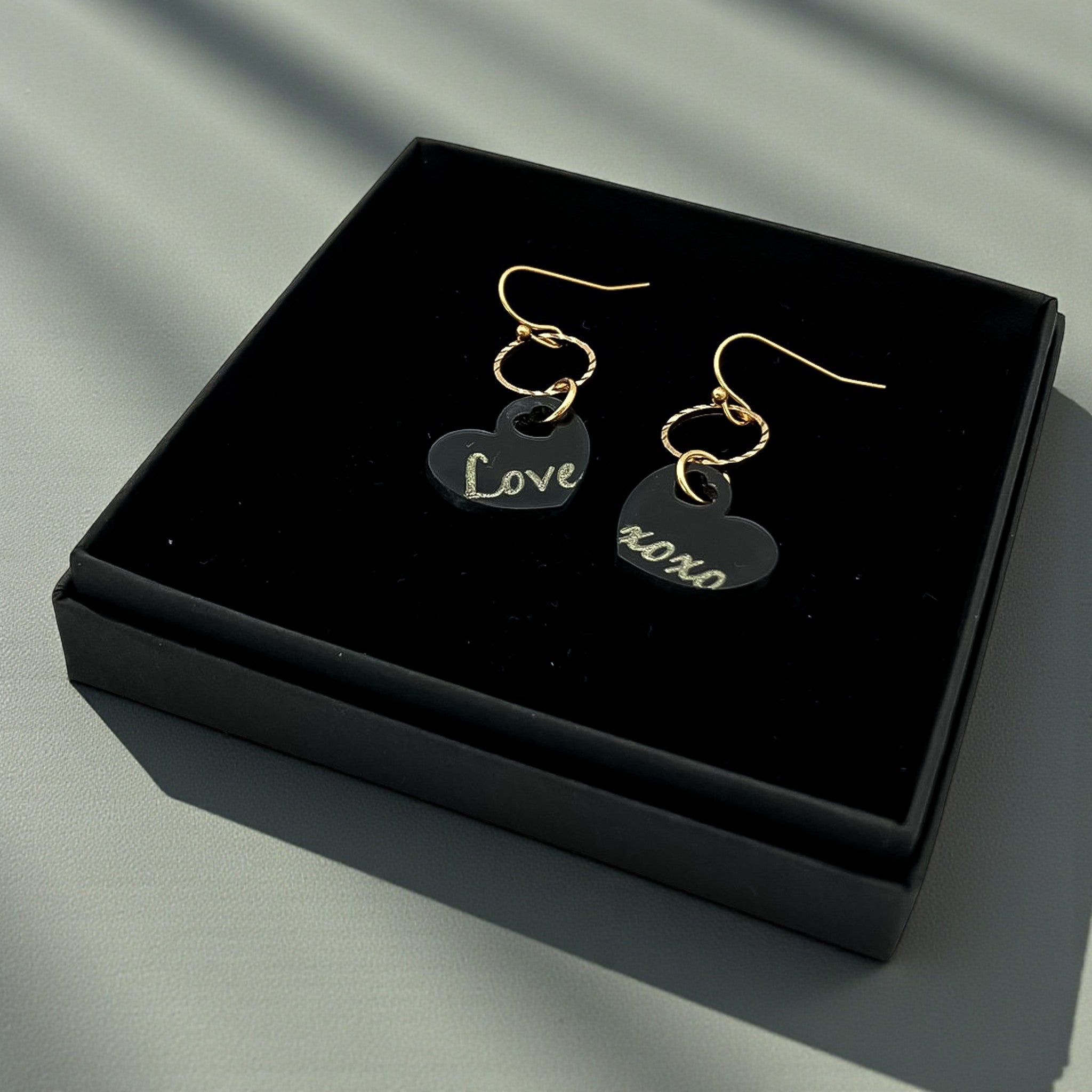 Zoë – ‘Love’ & ‘xoxo’ Gegraveerde Hartjes Oorbellen - Keelin Design